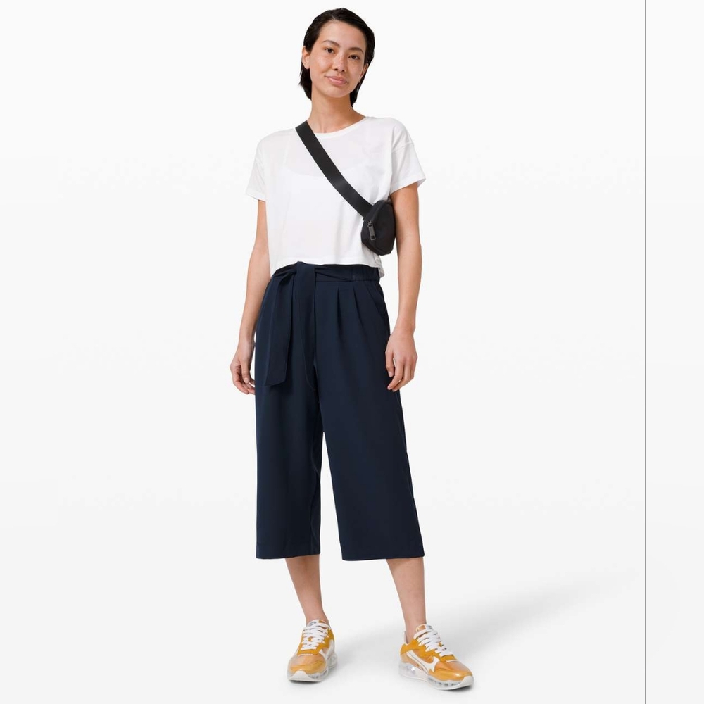 Lululemon Noir Crop True Navy Tie Waist Wide Leg Pant Size 2